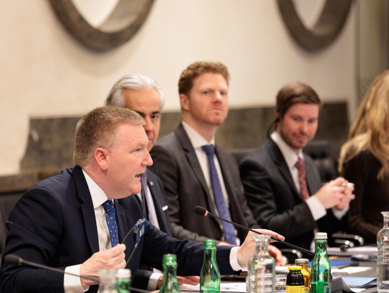 Aussprache. Europäische Delegation unter der Leitung von EU-Kommissar Michael McGrath (2. von links)