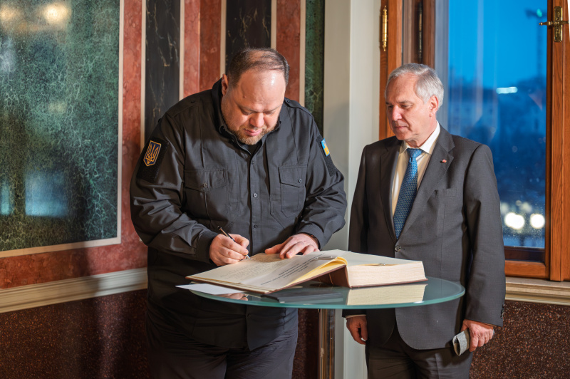 Gästebucheintrag. Von links: Vorsitzender der Werchowna Rada der Ukraine Ruslan Stefantschuk, Nationalratspräsident Walter Rosenkranz (FPÖ)