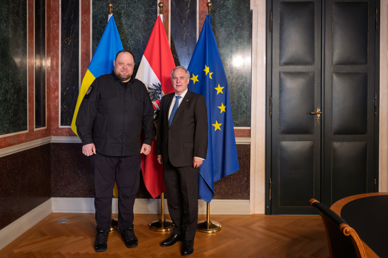 Fahnenfoto. Von links: Vorsitzender der Werchowna Rada der Ukraine Ruslan Stefantschuk, Nationalratspräsident Walter Rosenkranz (FPÖ)
