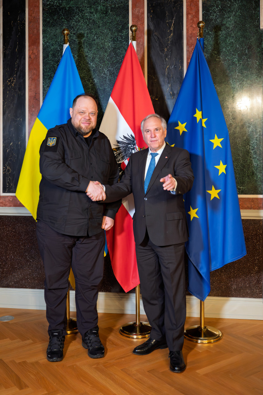 Fahnenfoto. Von links: Vorsitzender der Werchowna Rada der Ukraine Ruslan Stefantschuk, Nationalratspräsident Walter Rosenkranz (FPÖ)