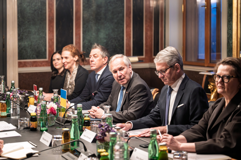 Aussprache. Österreichische Delegation unter der Leitung des Nationalratspräsidenten Walter Rosenkranz (FPÖ) (3. von rechts)