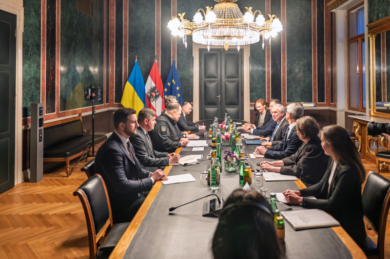 Aussprache. Linke Tischhälfte: Ukrainische Delegation unter der Leitung des Vorsitzenden der Werchowna Rada der Ukraine Ruslan Stefantschuk(3. von links). Rechte Tischälfte: Österreichische Delegation unter der Leitung des Nationalratspräsidenten Walter Rosenkranz (FPÖ)( 4. von rechts)