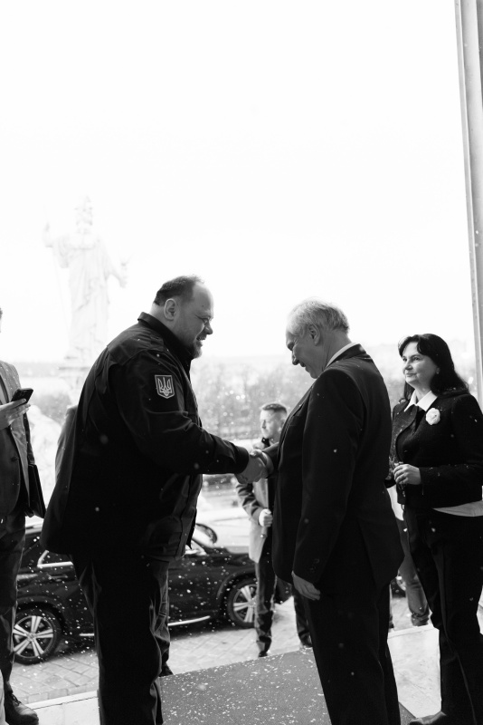 Einholung. Nationalratspräsident Walter Rosenkranz (FPÖ) (Mitte) begrüßt den Vorsitzenden der Werchowna Rada der Ukraine Ruslan Stefantschuk