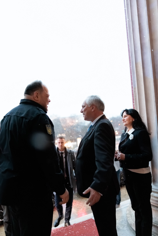 Einholung. Nationalratspräsident Walter Rosenkranz (FPÖ) (Mitte) begrüßt den Vorsitzenden der Werchowna Rada der Ukraine Ruslan Stefantschuk