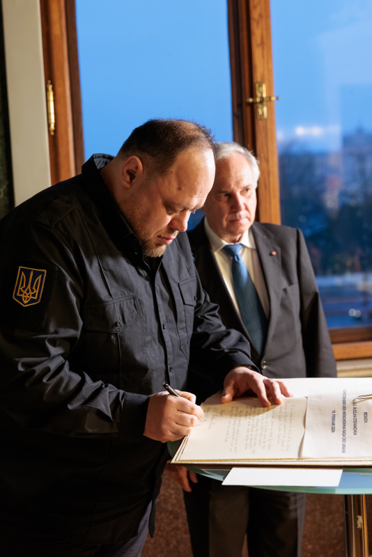 Gästebucheintrag. Vorsitzender der Werchowna Rada der Ukraine Ruslan Stefantschuk und Nationalratspräsident Walter Rosenkranz (FPÖ)