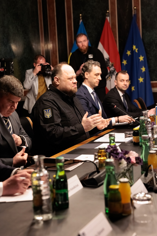 Aussprache. Ukrainische Delegation unter der Leitung des Vorsitzenden der Werchowna Rada der Ukraine Ruslan Stefantschuk (Mitte)