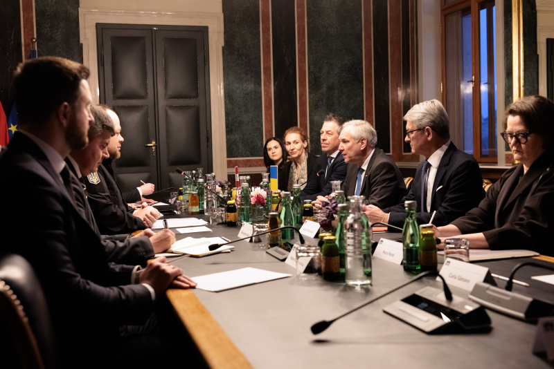 Aussprache. Österreichische Delegation unter der Leitung von Nationalratspräsident Walter Rosenkranz (FPÖ) (Mitte)