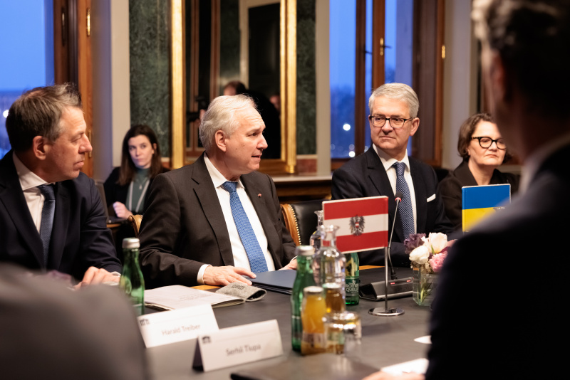 Aussprache. Österreichische Delegation unter der Leitung von Nationalratspräsident Walter Rosenkranz (FPÖ) (2. von links)