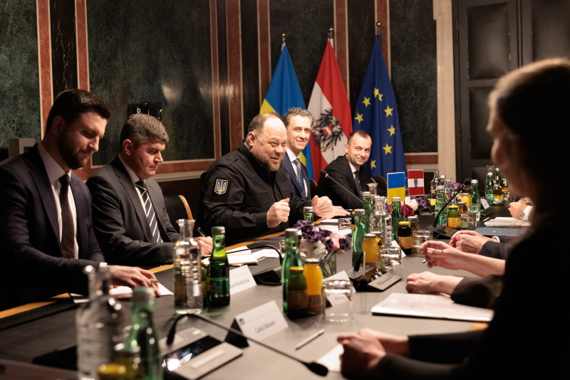 Aussprache. Ukrainische Delegation unter der Leitung des Vorsitzenden der Werchowna Rada der Ukraine Ruslan Stefantschuk (3. von links)