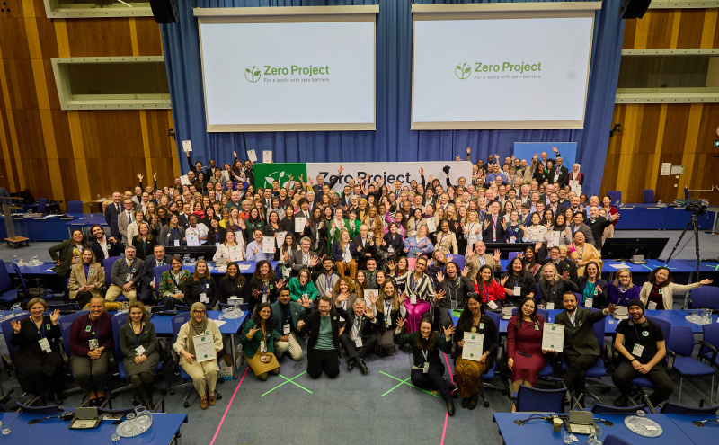 Gruppenfoto mit allen Teilnehmerinnen und Teilnehmern in der Uno-City