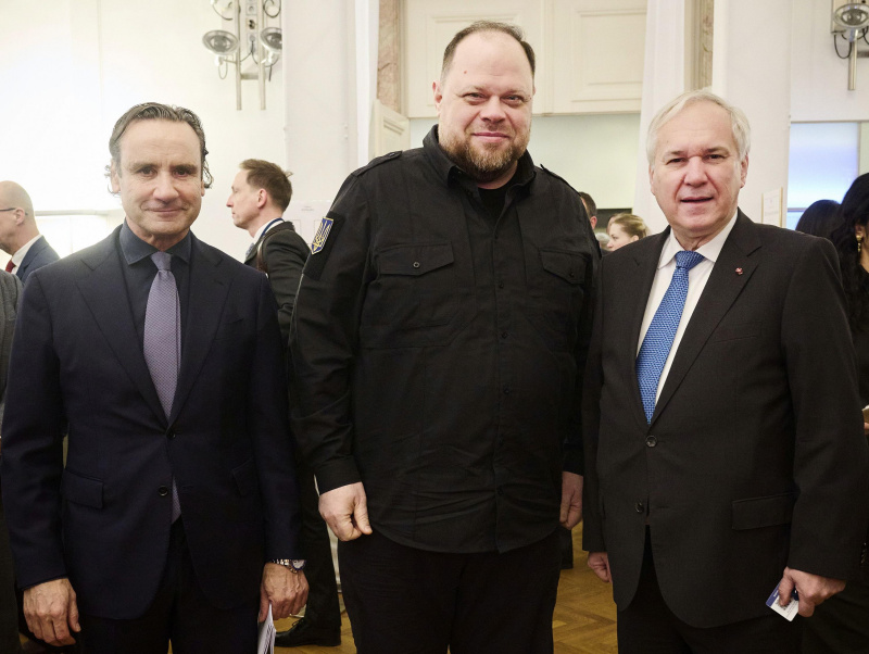 Von links: Generalsekretär der Parlamentarischen Versammlung der OSZE Roberto Montella, Präsident der Werchowna Rada der Ukraine Ruslan Stefantschuk, Nationalratspräsident Walter Rosenkranz (FPÖ)