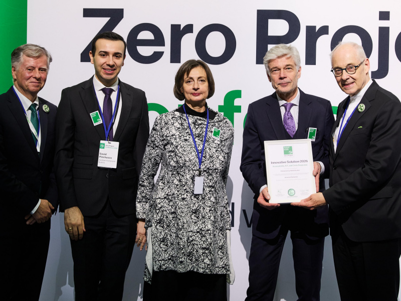 Parlamentsdirektor Harald Dossi (2. von rechts) nahm die Auszeichnung zusammen mit der Barrierefreiheitsbeauftragten Tatjana Novakovic (Mitte) und David Pinchasov (2. von links) von der Dialogplattform Staat & Gesellschaft der Parlamentsdirektion entgegen