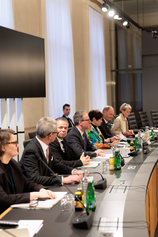 Aussprache. Mitglieder des Außenpolitischen Ausschusses des Nationalrates unter der Leitung von Nationalratsabgeordneter Petra Bayr (SPÖ)