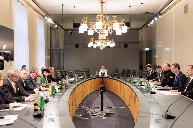 Aussprache. Linke Tischhälfte Österreichische Delegation. Rechte Tischhälfte Ukrainische Delegation