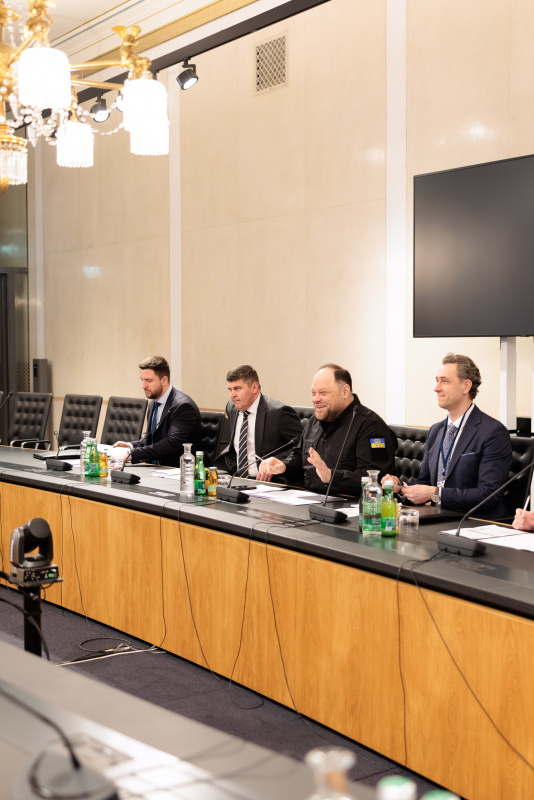 Aussprache. Ukrainische Delegation mit dem Vorsitzenden der Werchowna Rada der Ukraine Ruslan Stefantschuk (3. von links)