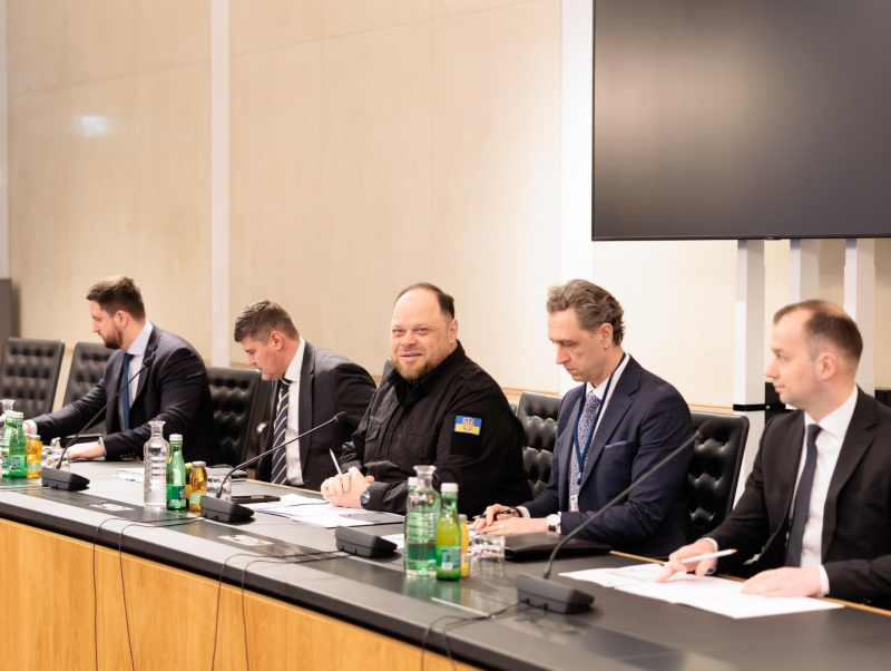 Aussprache. Ukrainische Delegation mit dem Vorsitzenden der Werchowna Rada der Ukraine Ruslan Stefantschuk (3. von links)2