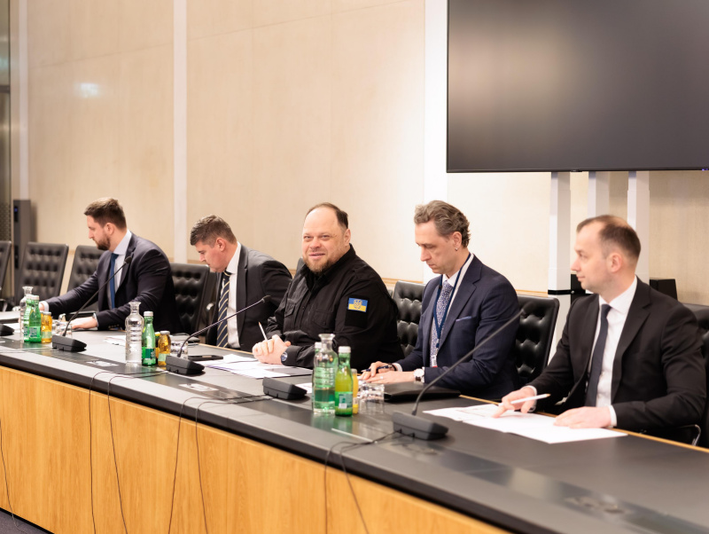 Aussprache. Ukrainische Delegation mit dem Vorsitzenden der Werchowna Rada der Ukraine Ruslan Stefantschuk (3. von links).