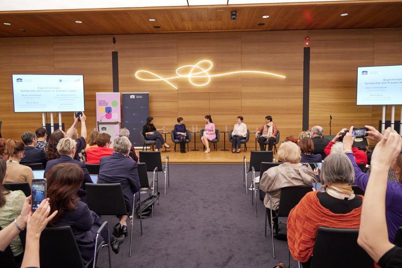 Expertinnentalk zum Thema Solidarität mit Frauen im Globalen Süden. Von links: Expertin für Menschenrechte und internationale Zusammenarbeit Sara Soltani, First Lady und First Volunteer Doris Schmidauer, Verantwortliche für die Aktion Familienfasttag der Katholischen Frauenbewegung Österreichs Anna Raab, Expertin für Projektarbeit und feministische Entwicklungszusammenarbeit Eva Wallensteiner