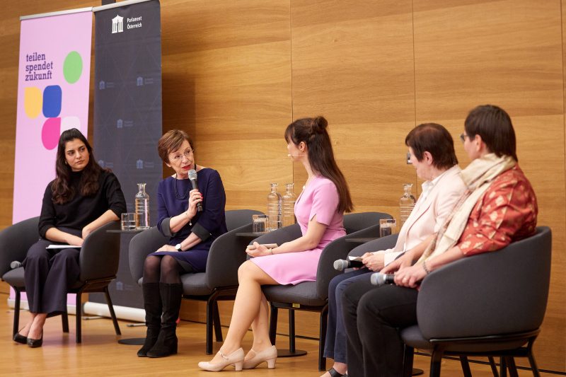 Expertinnentalk zum Thema Solidarität mit Frauen im Globalen Süden. Von links: Expertin für Menschenrechte und internationale Zusammenarbeit Sara Soltani, First Lady und First Volunteer Doris Schmidauer, Verantwortliche für die Aktion Familienfasttag der Katholischen Frauenbewegung Österreichs Anna Raab, Expertin für Projektarbeit und feministische Entwicklungszusammenarbeit Eva Wallensteiner