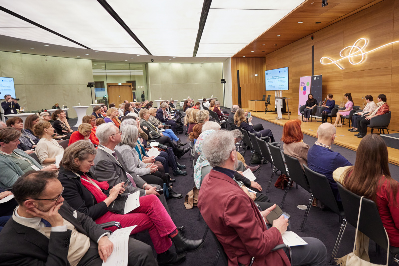 Expertinnentalk zum Thema Solidarität mit Frauen im Globalen Süden. Von links: Expertin für Menschenrechte und internationale Zusammenarbeit Sara Soltani, First Lady und First Volunteer Doris Schmidauer, Verantwortliche für die Aktion Familienfasttag der Katholischen Frauenbewegung Österreichs Anna Raab, Expertin für Projektarbeit und feministische Entwicklungszusammenarbeit Eva Wallensteiner