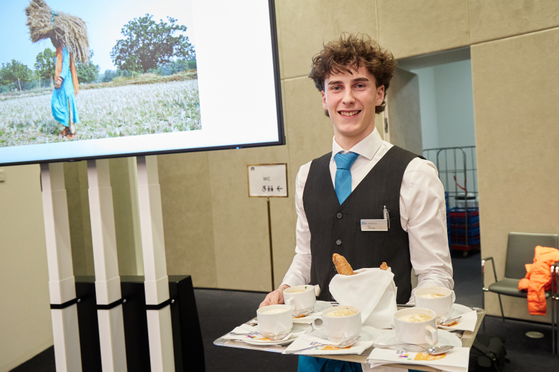 Ausgabe der Suppen und Getränke durch Schülerinnnen und Schüler der Tourismusschulen MODUL