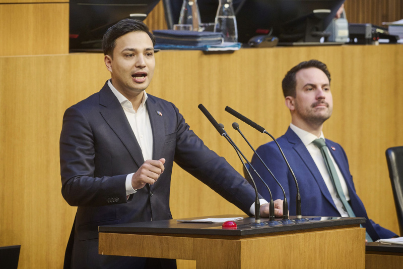 Am Rednerpult Klubobmann Yannik Shetty (NEOS). Auf der Regierungsbank Bildungsminister Christoph Wiederkehr (NEOS)