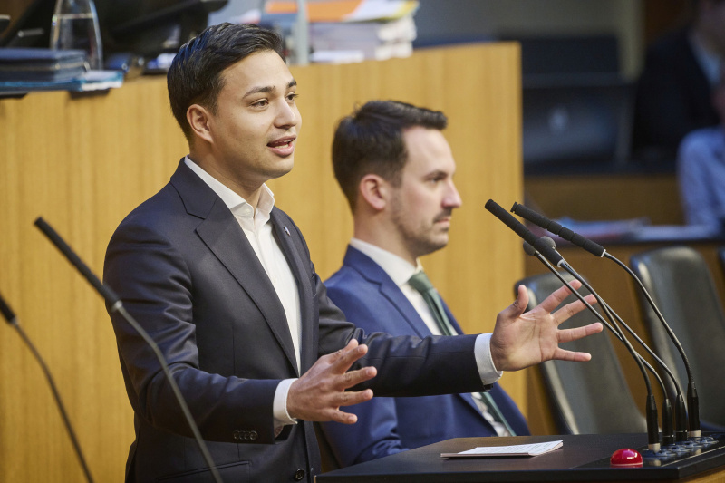 Am Rednerpult Klubobmann Yannik Shetty (NEOS). Auf der Regierungsbank Bildungsminister Christoph Wiederkehr (NEOS)
