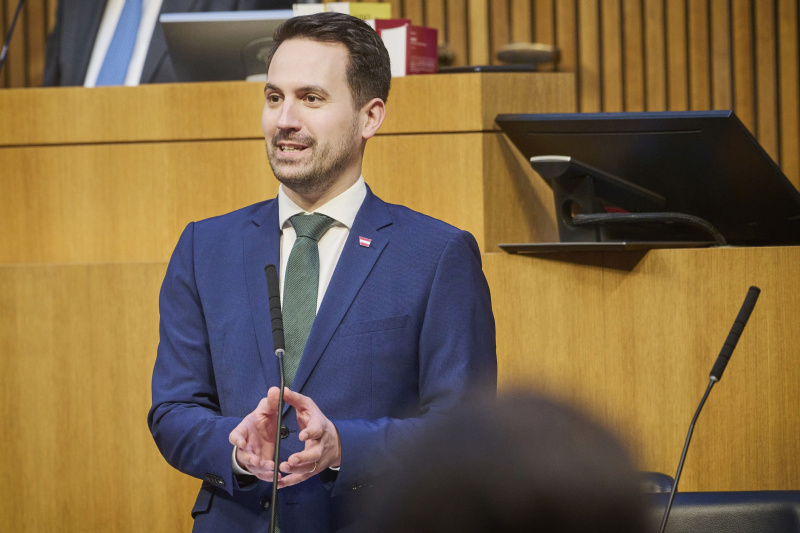 Am Rednerpult Bildungsminister Christoph Wiederkehr (NEOS)