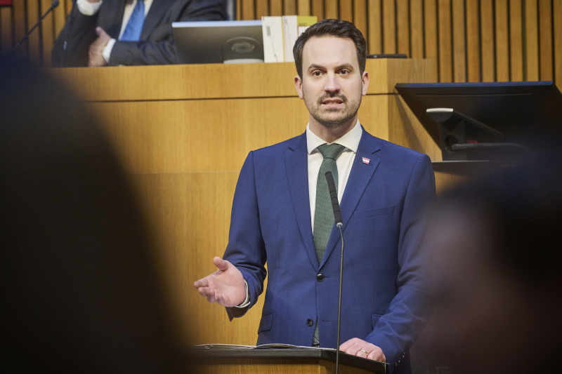 Am Rednerpult Bildungsminister Christoph Wiederkehr (NEOS)