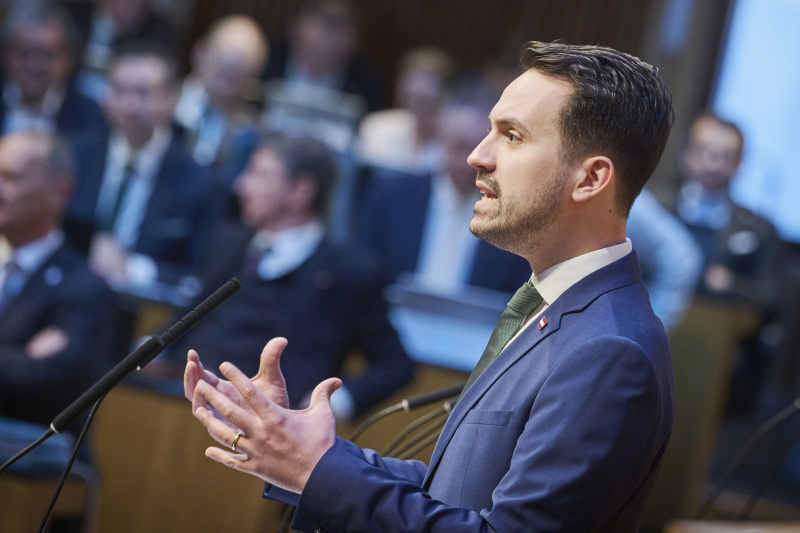 Am Rednerpult Bildungsminister Christoph Wiederkehr (NEOS)