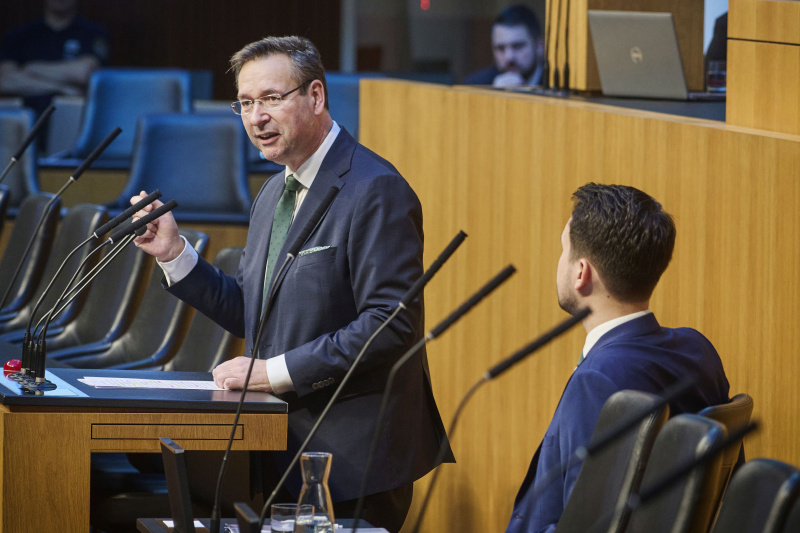 Am Rednerpult Nationalratsabgeordneter Hermann Brückl (FPÖ). Auf der Regierungsbank Bildungsminister Christoph Wiederkehr (NEOS)