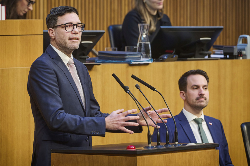 Am Rednerpult Nationalratsabgeordneter Heinrich Himmer (SPÖ). Auf der Regierungsbank Bildungsminister Christoph Wiederkehr (NEOS)