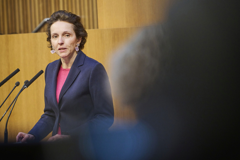 Am Rednerinnenpult Nationalratsabgeordnete Martina Künsberg Sarre (NEOS)