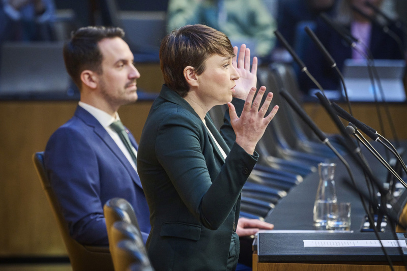 Am Rednerinnenpult Nationalratsabgeordnete Sigrid Maurer (GRÜNE). Auf der Regierungsbank Bildungsminister Christoph Wiederkehr (NEOS)