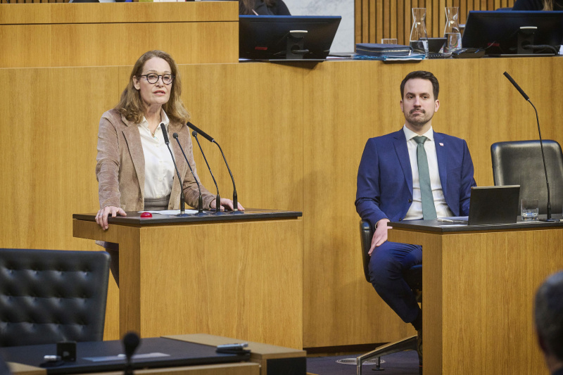 Am Rednerinnenpult Nationalratsabgeordnete Marie-Christine Giuliani-Sterrer (FPÖ). Auf der Regierungsbank Bildungsminister Christoph Wiederkehr (NEOS)