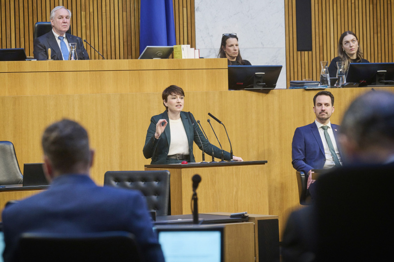 Am Rednerinnenpult Nationalratsabgeordnete Sigrid Maurer (GRÜNE). Auf der Regierungsbank Bildungsminister Christoph Wiederkehr (NEOS)