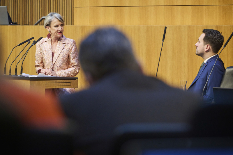 Am Rednerinnenpult Nationalratsabgeordnete Romana Deckenbacher (ÖVP). Auf der Regierungsbank Bildungsminister Christoph Wiederkehr (NEOS)