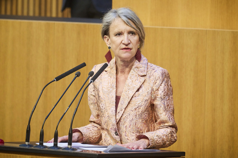 Am Rednerinnenpult Nationalratsabgeordnete Romana Deckenbacher (ÖVP)