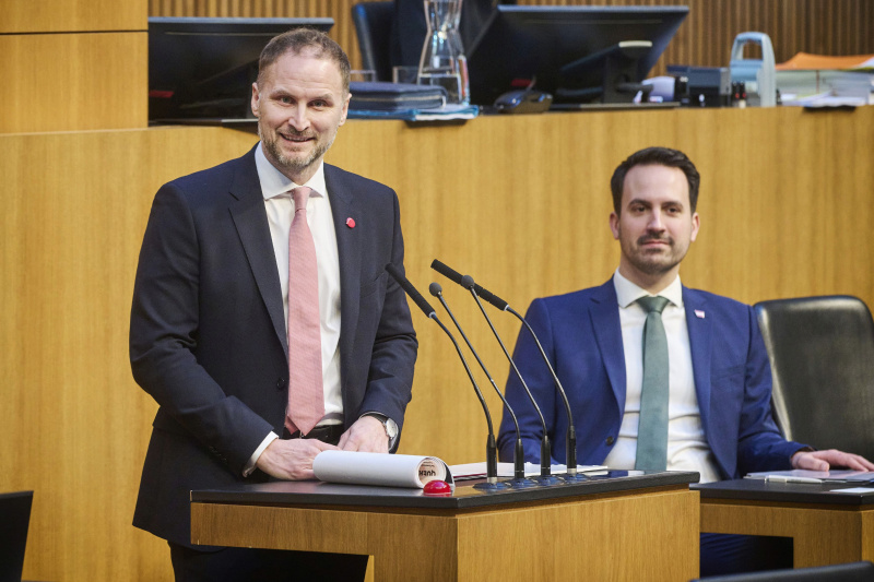 Am Rednerpult Nationalratsabgeordneter Janos Juvan (NEOS). Auf der Regierungsbank Bildungsminister Christoph Wiederkehr (NEOS)