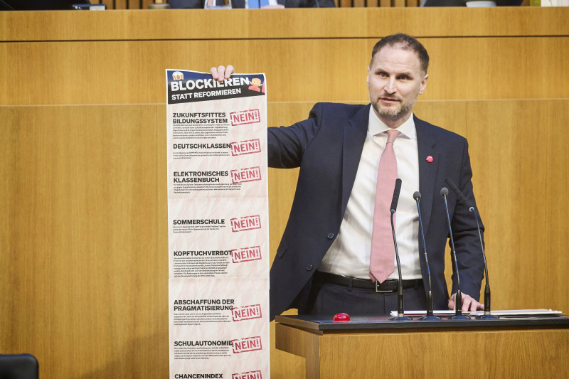 Am Rednerpult Nationalratsabgeordneter Janos Juvan (NEOS). Auf der Regierungsbank Bildungsminister Christoph Wiederkehr (NEOS)