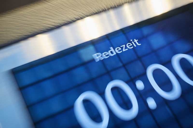 Redezeit-Uhr am Rednerpult im Nationalratssaal