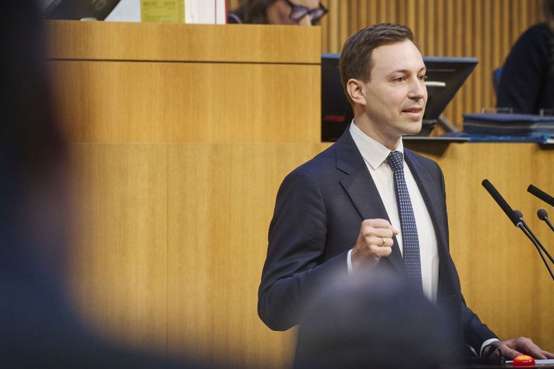 Am Rednerpult Nationalratsabgeordneter Nico Marchetti (ÖVP)