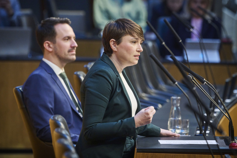 Am Rednerinnenpult Nationalratsabgeordnete Sigrid Maurer (GRÜNE). Auf der Regierungsbank Bildungsminister Christoph Wiederkehr (NEOS)