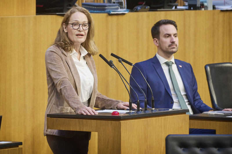 Am Rednerinnenpult Nationalratsabgeordnete Marie-Christine Giuliani-Sterrer (FPÖ). Auf der Regierungsbank Bildungsminister Christoph Wiederkehr (NEOS)