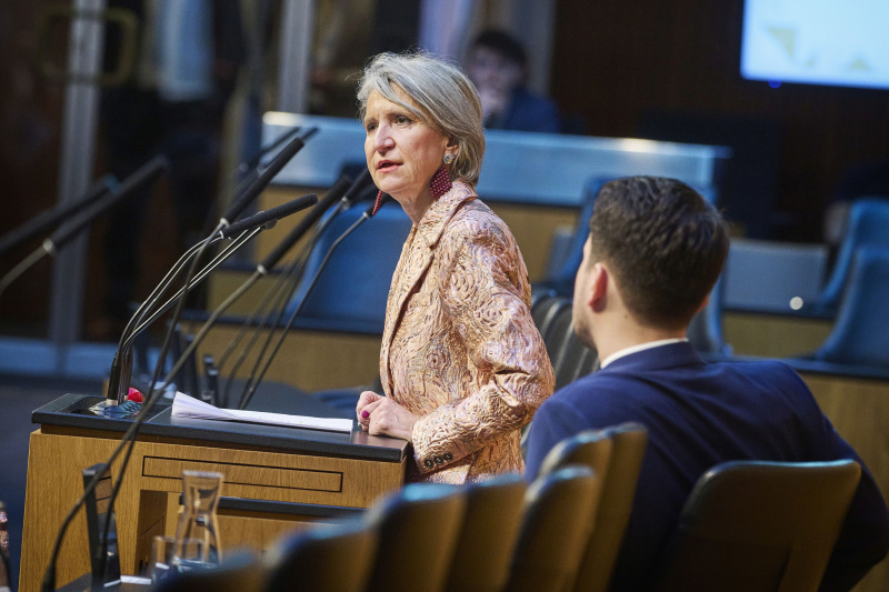 Am Rednerinnenpult Nationalratsabgeordnete Romana Deckenbacher (ÖVP). Auf der Regierungsbank Bildungsminister Christoph Wiederkehr (NEOS)
