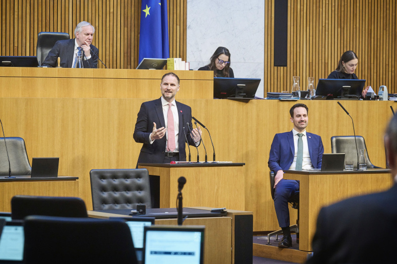 Am Rednerpult Nationalratsabgeordneter Janos Juvan (NEOS). Auf der Regierungsbank Bildungsminister Christoph Wiederkehr (NEOS)