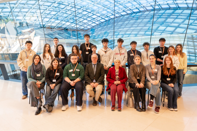 Gruppenfoto mit den Teilnehmerinnen und Teilnehmern