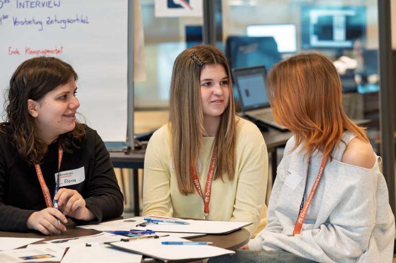 Schülerinnen und Schüler bei der Gruppenarbeit