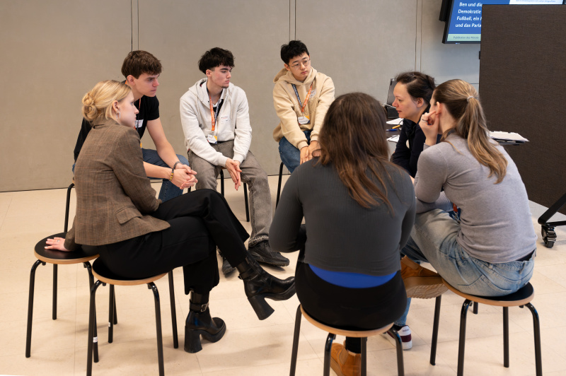 Schülerinnen und Schüler bei der Gruppenarbeit