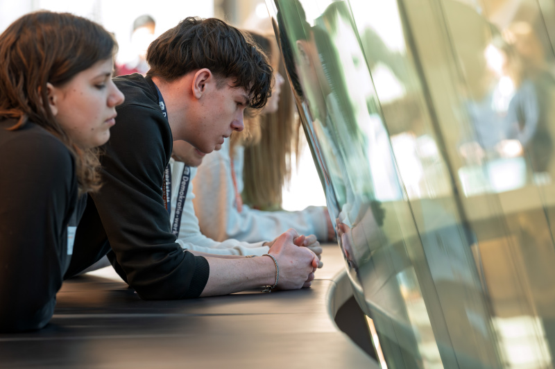 Schülerinnen und Schüler bei der Gruppenarbeit